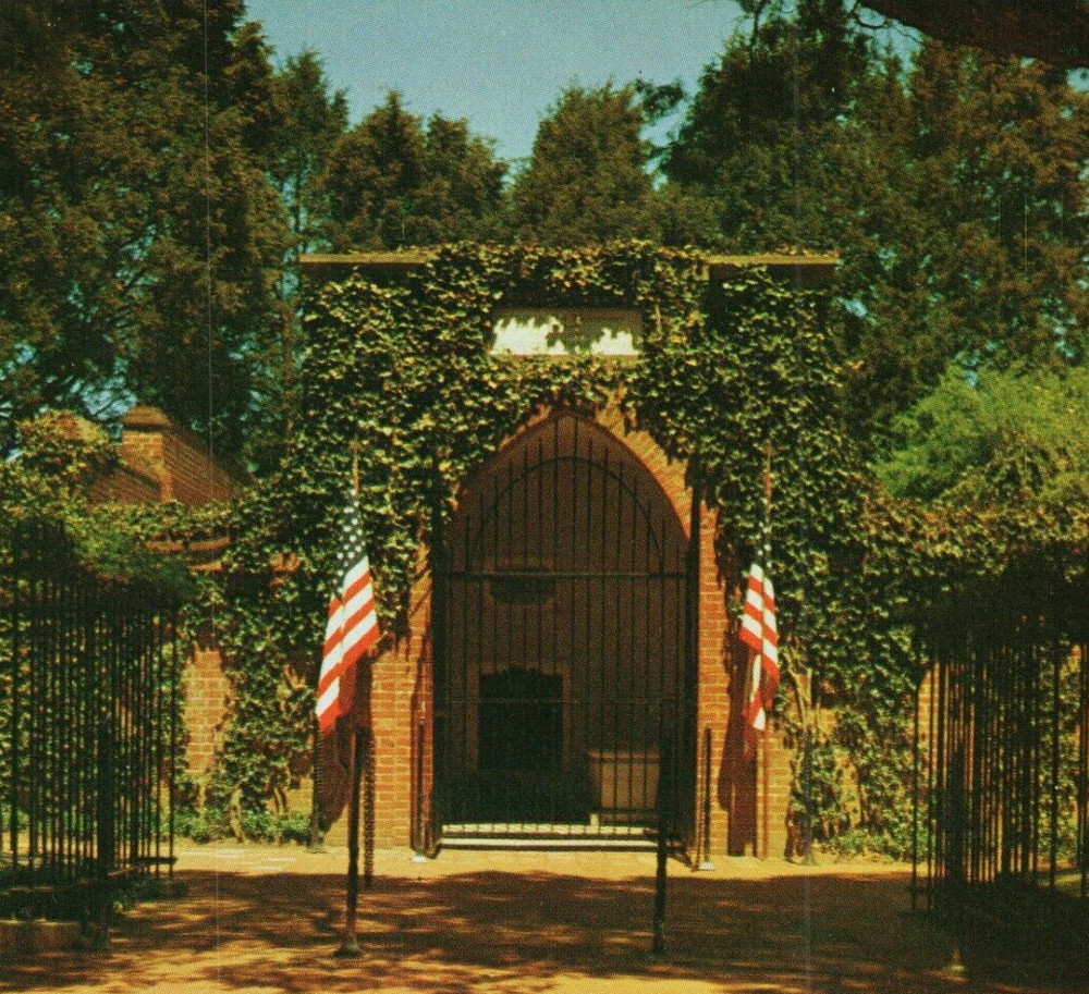 George Washington's Tomb, Mt. Vernon, Fairfax County, VA 1950s Vintage Postcard