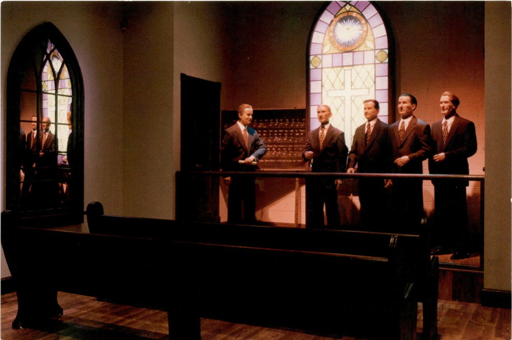 Vintage Postcard Dollywoods Southern Gospel Music Hall of Fame Pigeon Forge