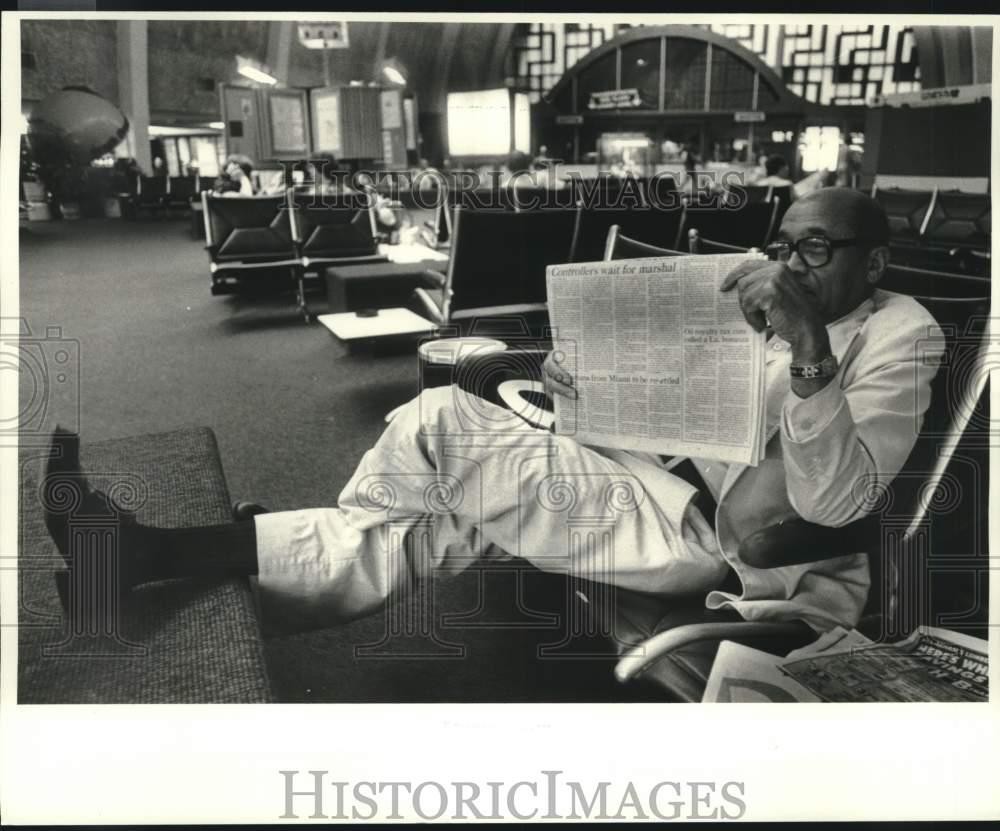 1981 Press Photo Dennis Fletcher relaxes at New Orleans International Airport