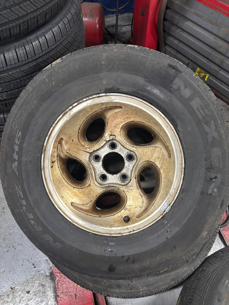 2 Nexen N'Priz AH5 235/75R15 Tire and wheel for ford explorer