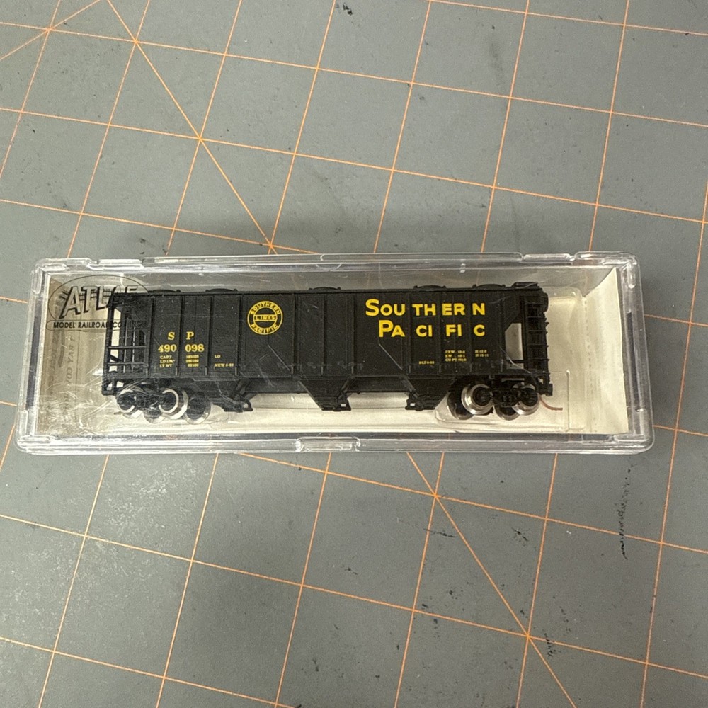 Atlas 3721 Southern Pacific 3 Bay Covered Hopper Road# SP 490098 N Scale