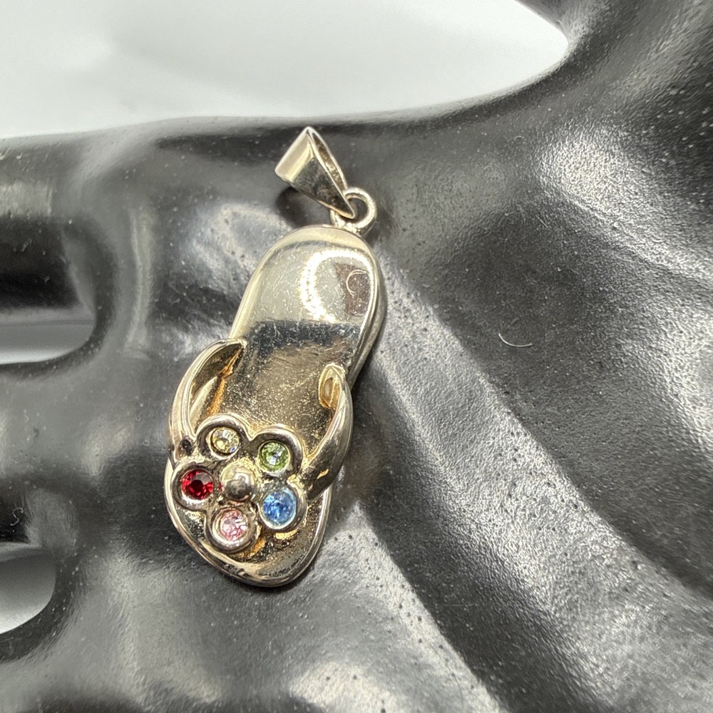 VTG Pretty 925 Sterling Silver Multi Gemstone Flip Flop Pendant. 3 Grams.