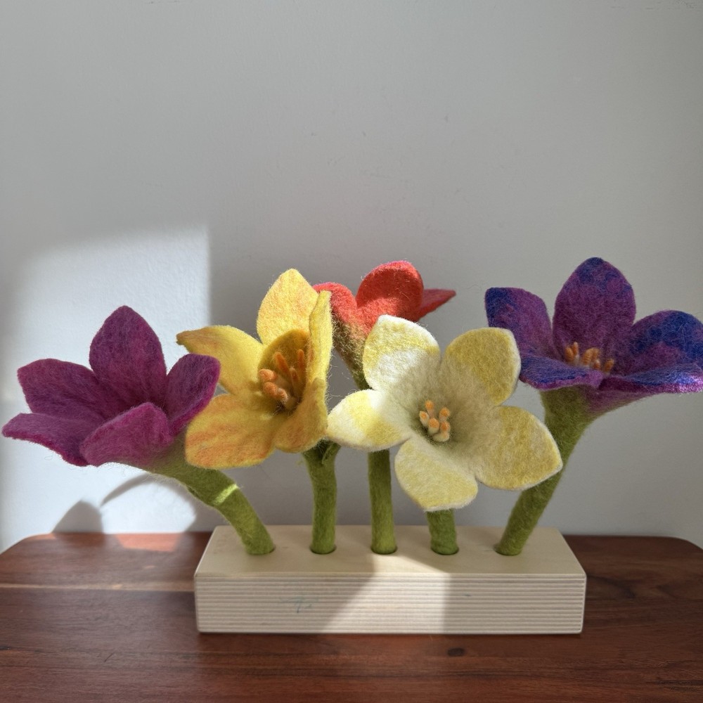 COMPLETE Lovevery Felt Flowers In A Row The Helper Play Kit Montessori Wood Base
