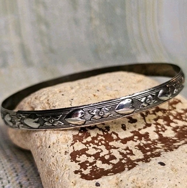 Sterling Silver BANGLE BRACELET Engraved Hearts & Flowers 🌸 Beautiful! VTG 925