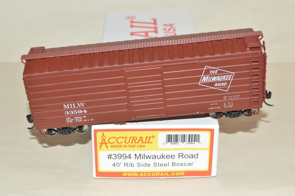 HO scale Accurail Milwaukee Road RR 40' rib side box car train MWKD