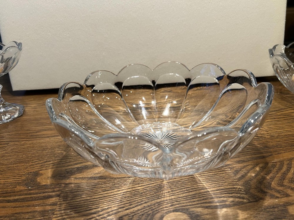 Heisey large serving bowl with scalloped rim