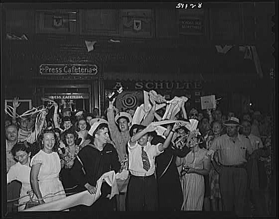 Photo:Washington DC VJ Day 1945 Jubilant Ticker Tape Crowd Press Cafeteria