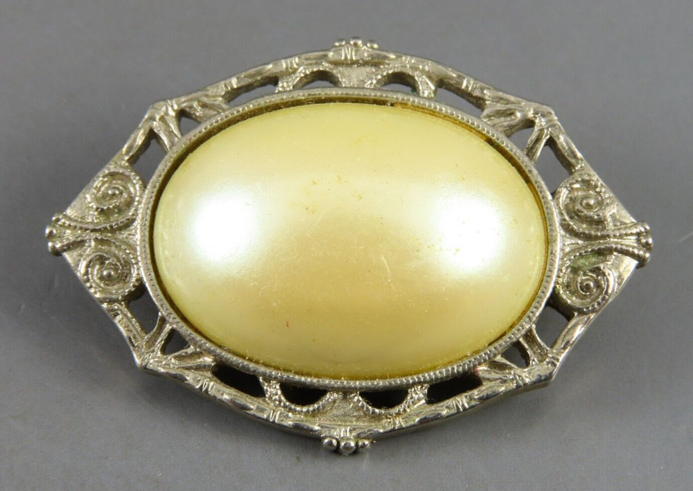 Vintage 1928 BRAND BROOCH PIN Etched Style Silver Tone CREAM FAUX PEARL Oval