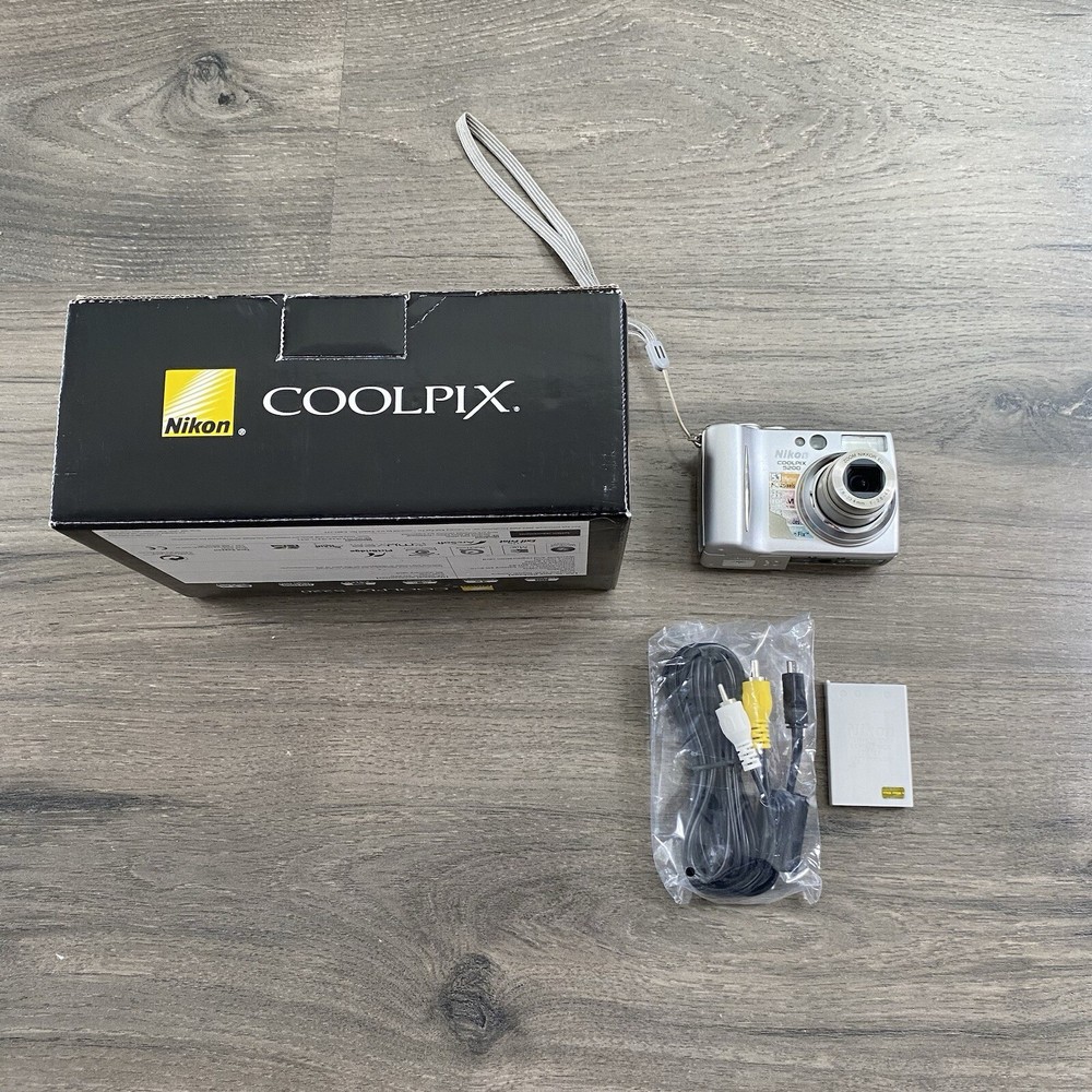 Nikon Coolpix E5200 5.1 MP Digital Camera 2X Batteries, charger, box - FOR PARTS