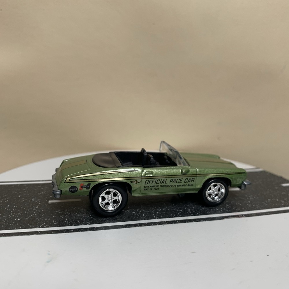 Johnny Lightning 1974 Olds Oldsmobile Cutlass Hurst Indy 500 Pace Car Green 1:64