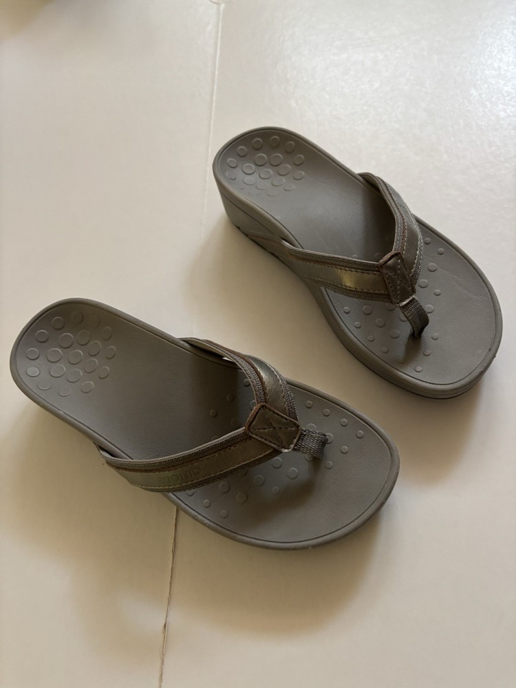 Vionic Tide Toe Post Sandals Womens 7 Gray Silver Thong Flip Flop Comfy TVW1002
