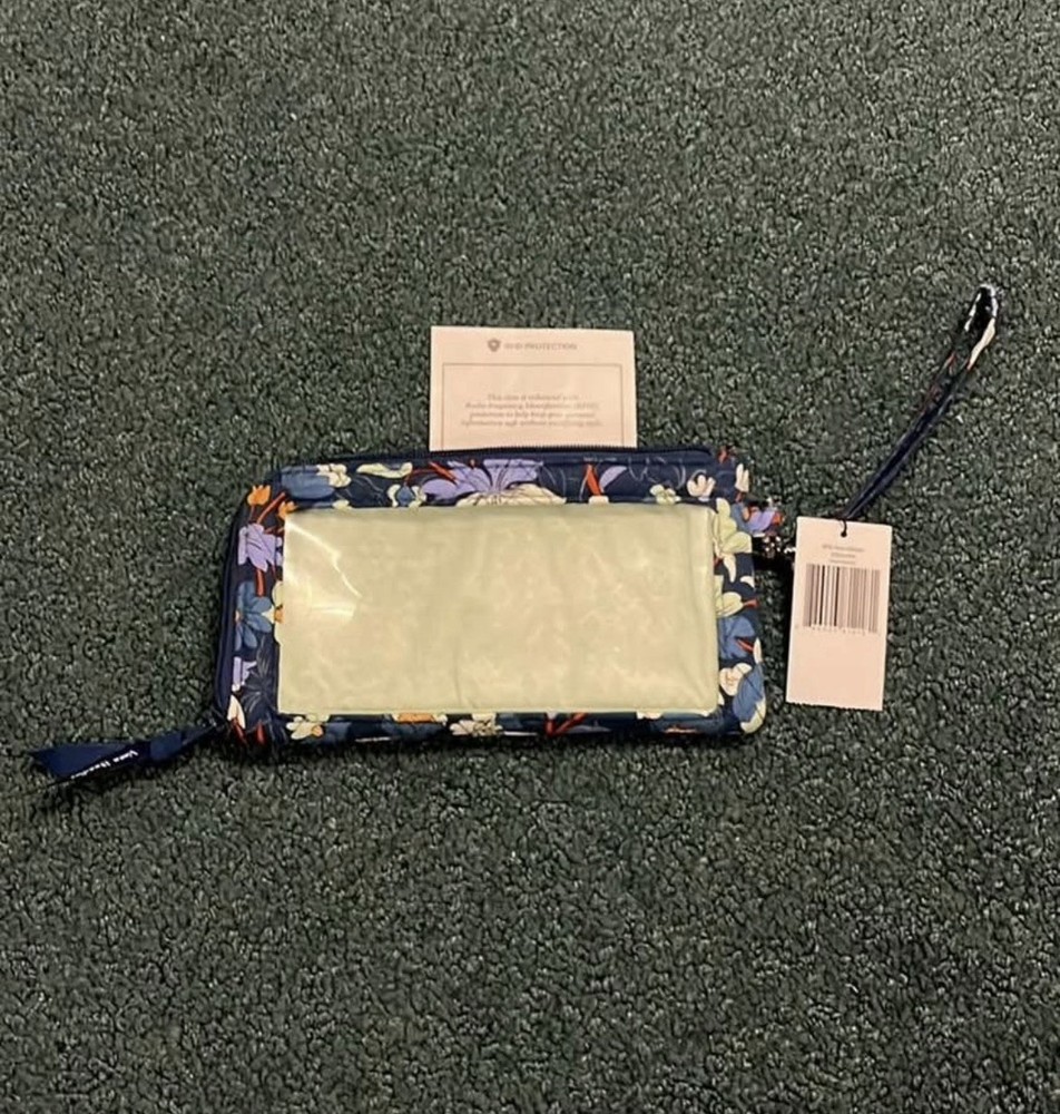 New with Tags Vera Bradley Wristlet Wallet Blue Floral