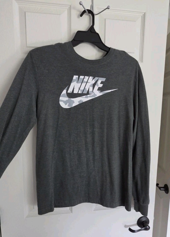 Nike Men's Long Sleeve T-shirt  Size Medium Color Gray