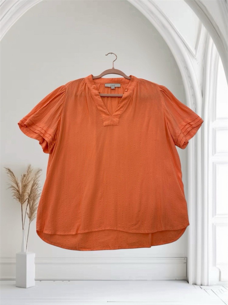 LOFT Womens Textured V Neck Flutter Sleeve Top Size Medium Petite Summer Chic