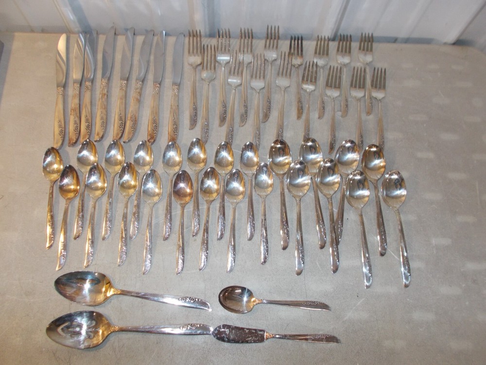 Oneida 1881 Rogers Silverplate Lilac Time Flateware set 52 Piece 8 PS & SERVING