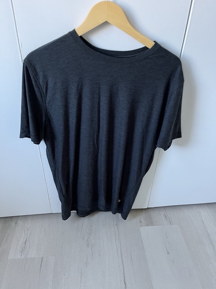 Men’s Vuori T Shirt Size Small Pre Owned Good Condition