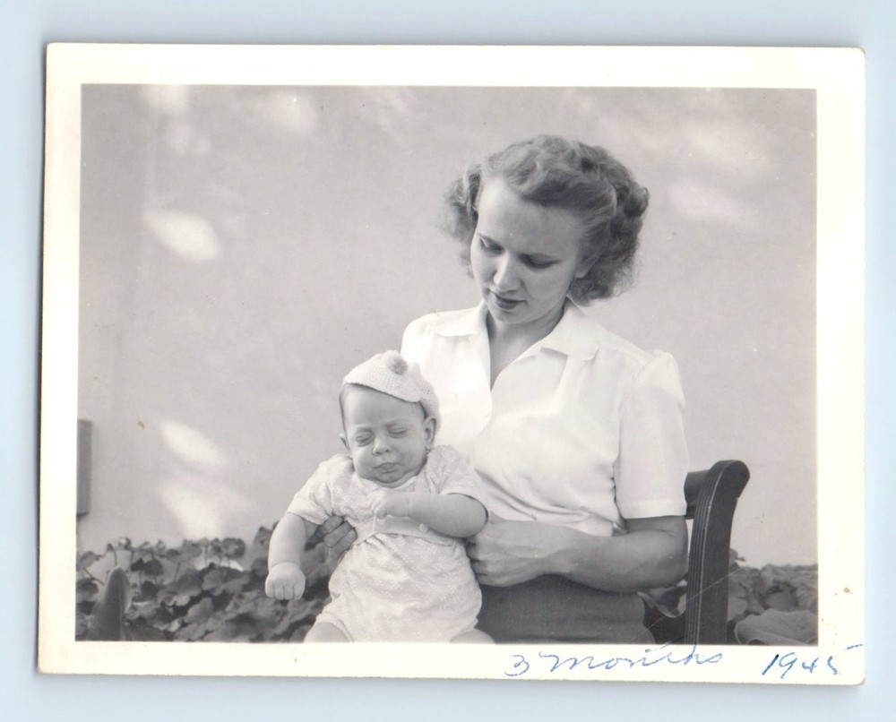 Old Vintage Photo WOMAN SITTING IN CHAIR HOLDING BABY 1945 SNAPSHOT PICTURE
