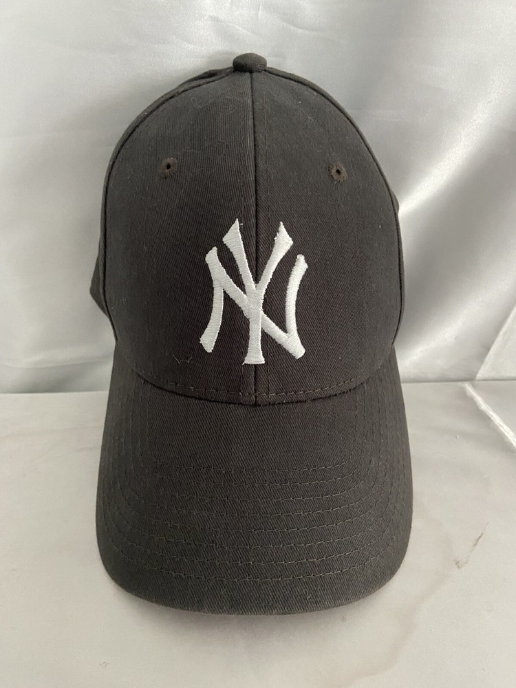 New York Yankees - Fan Favorite Gray Baseball Cap Hat Adjustable One Size
