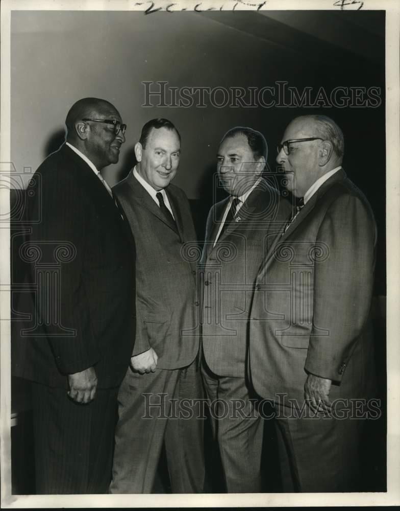 1969 Press Photo Members of organized labor strike rally at Seafarer's Hall