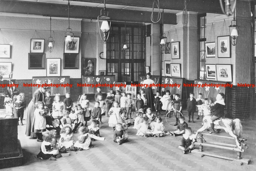 F002081 Playtime John Ruskin School Southwark London 1908