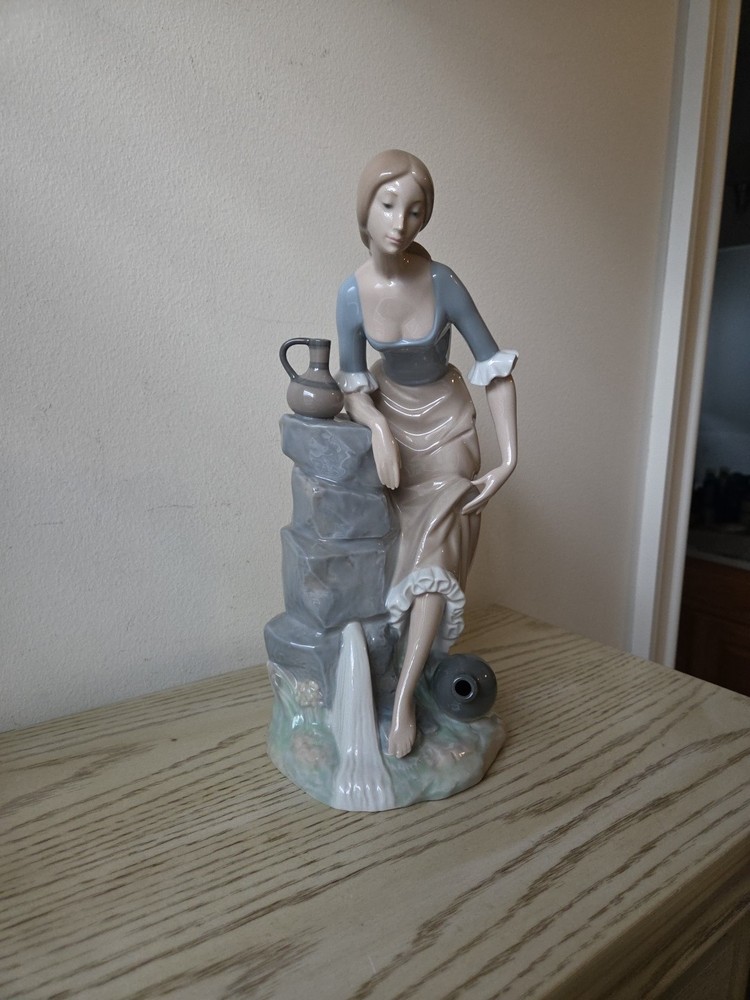 Lladro Large Nao 115 Fountain Girl Washing Feet Porcelain Figurine