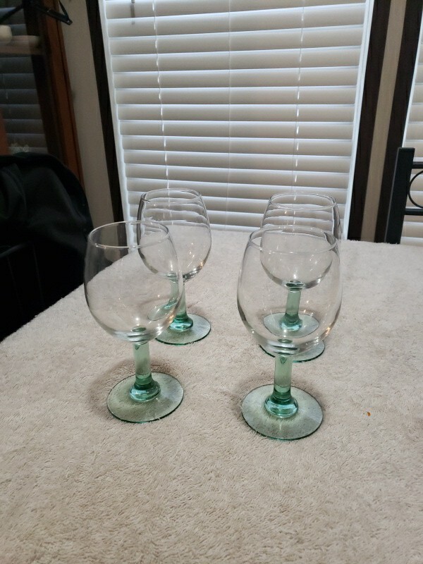 Light Green Stemmed Wine Glass/Water Goblet 6.5