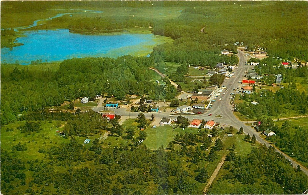 1950s Boulder Junction Wisconsin Air View Teich autos Postcard 25-5091