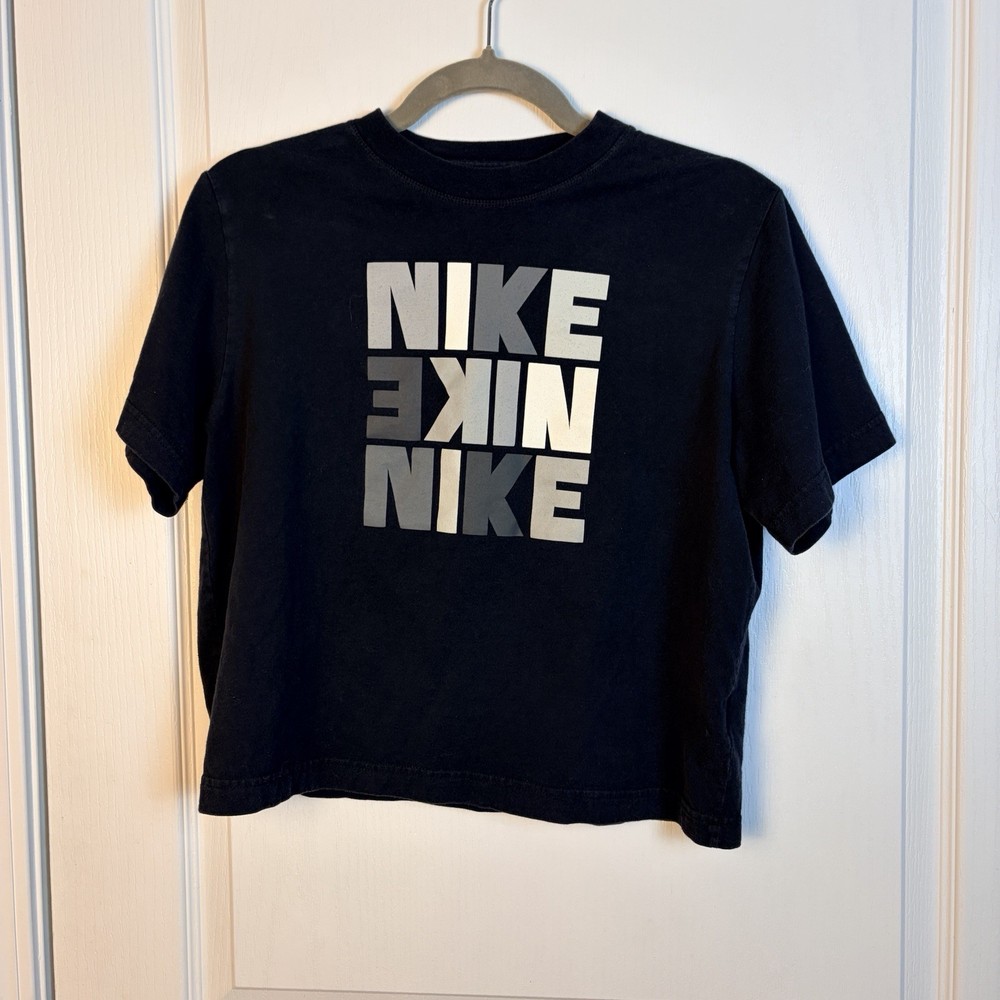 Nike Women’s Black Cropped Tshirt Size Large  Athletic Sporty