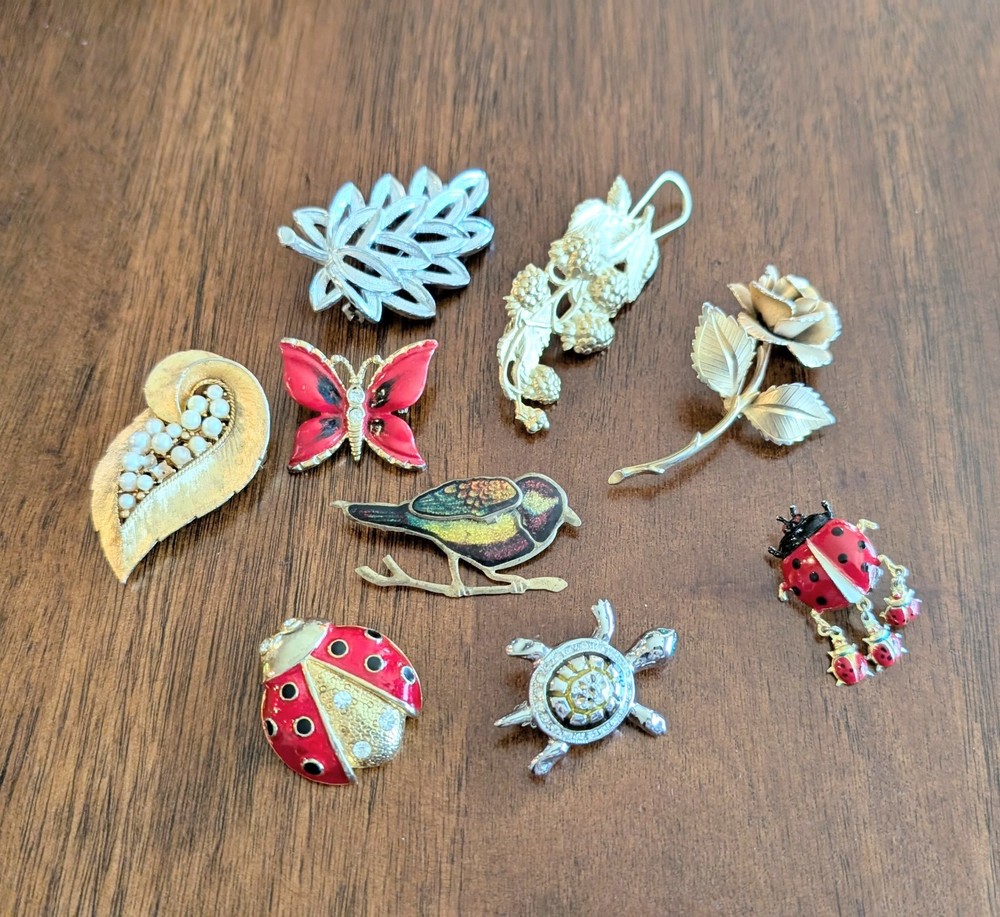 VTG Lot Of 9 Brooches Animals Plants Nature Ladybug, Turtle, Butterfly & More J1