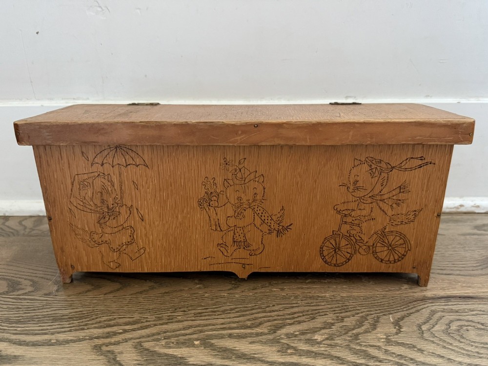 Antique Hinged Lid Wooden Box With Engraved Vintage Kittens