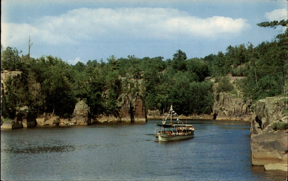 Taylors Falls Minnesota ~ leaving Big Bend ~ Sightseeing boat ~ postcard sku541