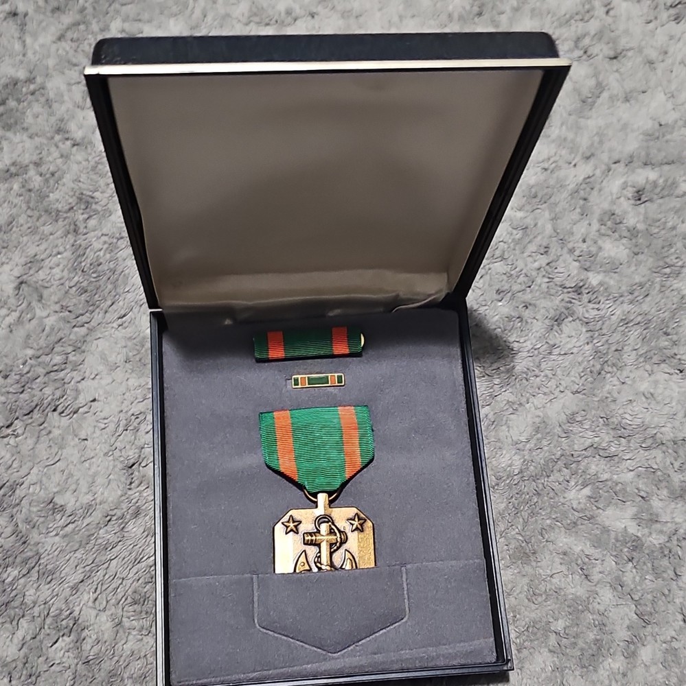 United States of America Military Medal Set w/ Ribbon & Ribbon Bar in Case