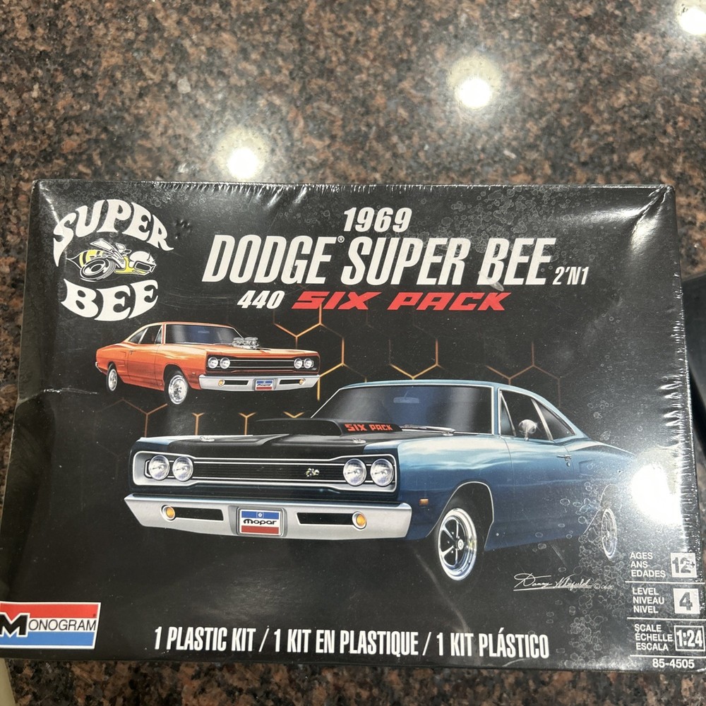 Monogram 1969 Dodge Super Bee 440 6 Pack 2in1  1/24 Plastic Model 85-4505 NOS