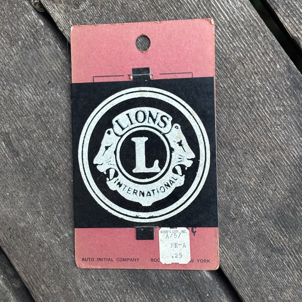 NOS 1950s LIONS CLUB INTERNATIONAL Metal Auto License Plate Topper SMALTZ Sign