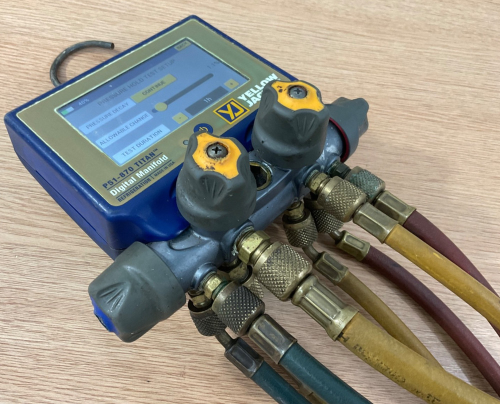 Yellow Jacket P51-870 TITAN Digital Manifold 40870 w/ Hoses Used