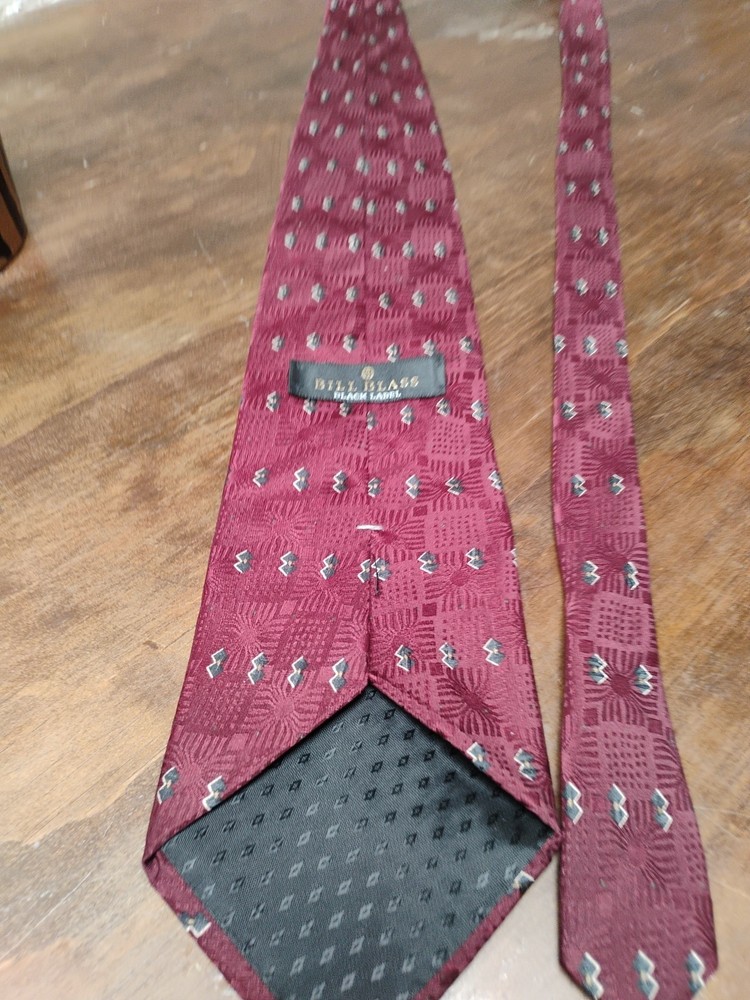 Bill Blass Men's Burgundy  100% Silk Printed Necktie Tie 56