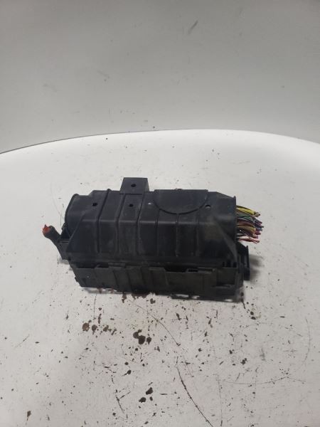 03-05 Crown Victoria Fuse Box Engine VIN W 8th Digit Romeo 1010040
