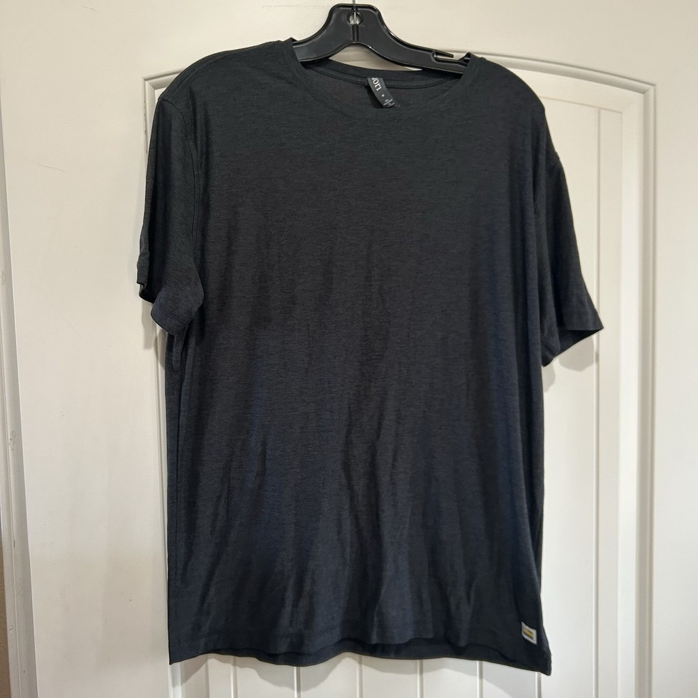 Vuori Shirt Mens Medium Performance Crewneck Tee Solid Logo Casual V126