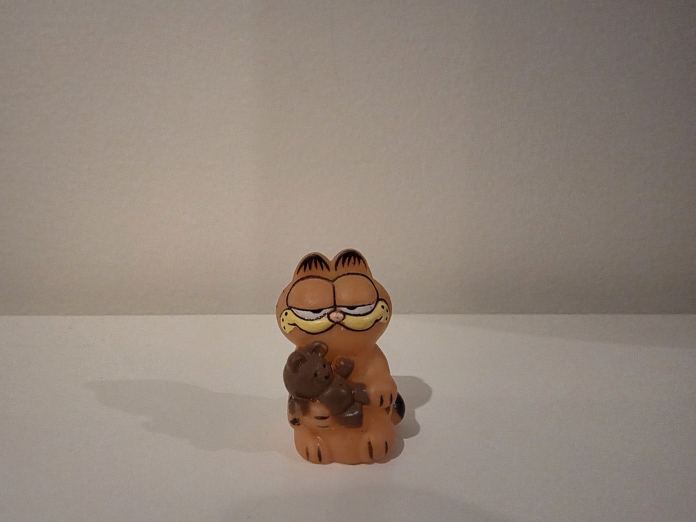 Vintage Garfield Holding Teddy Bear Rubber Mini Figure Pencil Topper 1.75