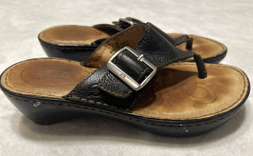 Born Sandals Women’s Size 7 Black Leather Pebble Buckle Thong Strap Slip On