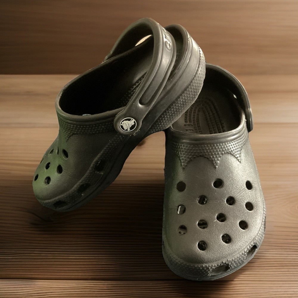 NEW Crocs classic Clogs Women’s Sz 4-5 XS Black Slip On Shoes Casual /Strap