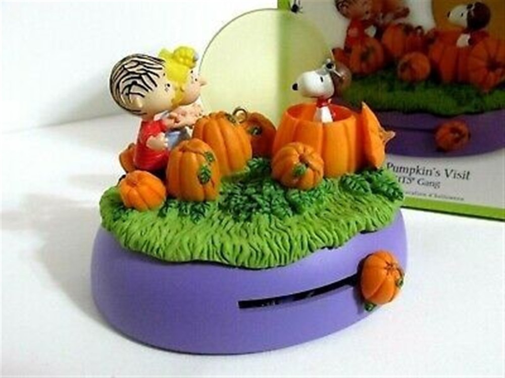 SNOOPY PEANUTS CHARLIE BROWN HALLMARK CHRISTMAS HALLOWEEN ORNAMENT SOUND 2011