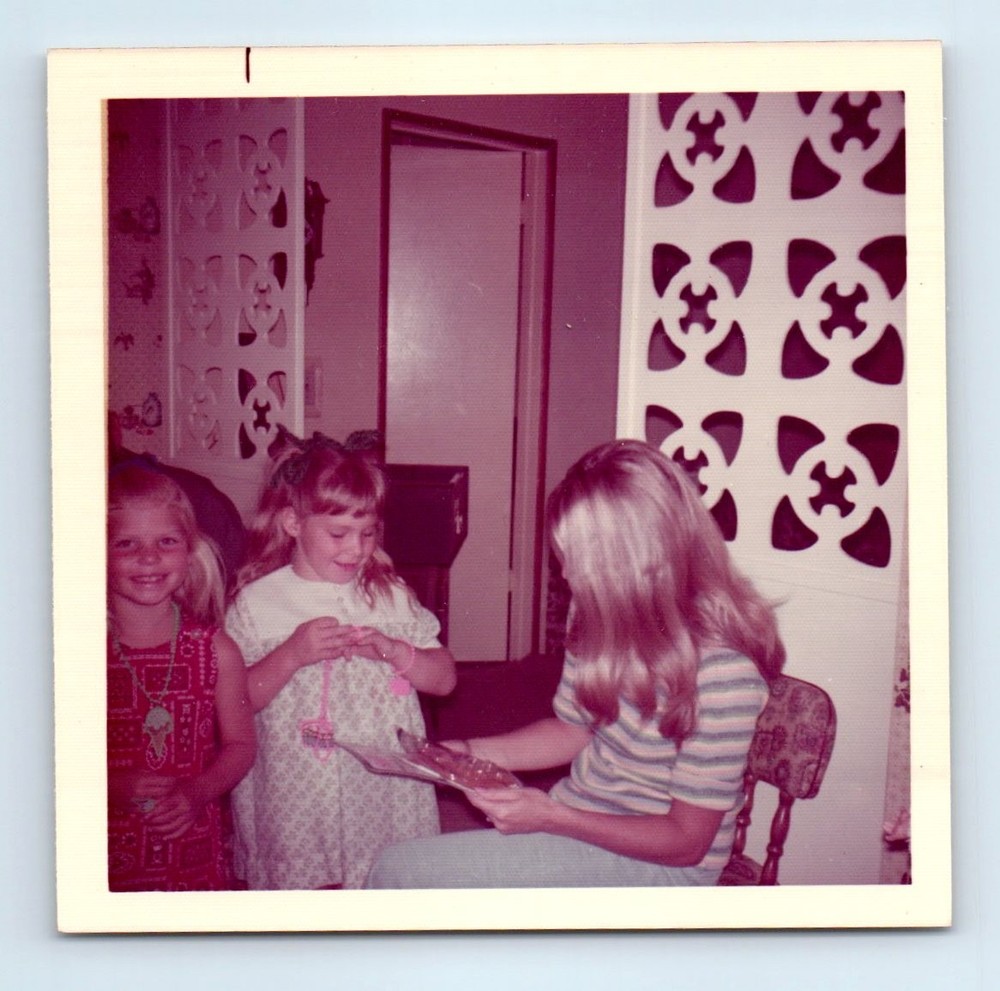 Old Vintage Square Color Photo TRIO GIRLS THREE GRACES IN LIVING ROOM PICTURE