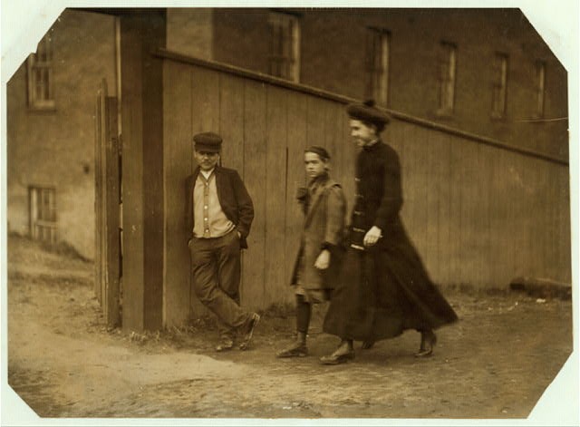 Photo:Chicopee Massachusetts 1911 Young Helpers Going to Work at 1 PM