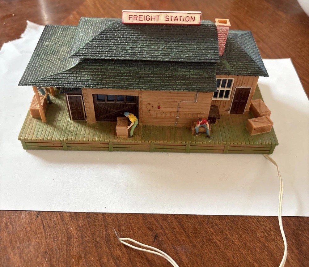 TYCO HO Scale Lighted FREIGHT STATION Assembled