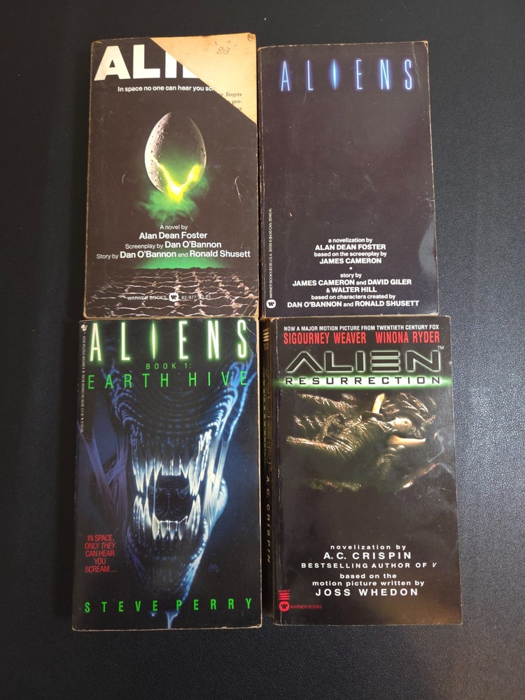 Aliens 4 book lot / based on the movie