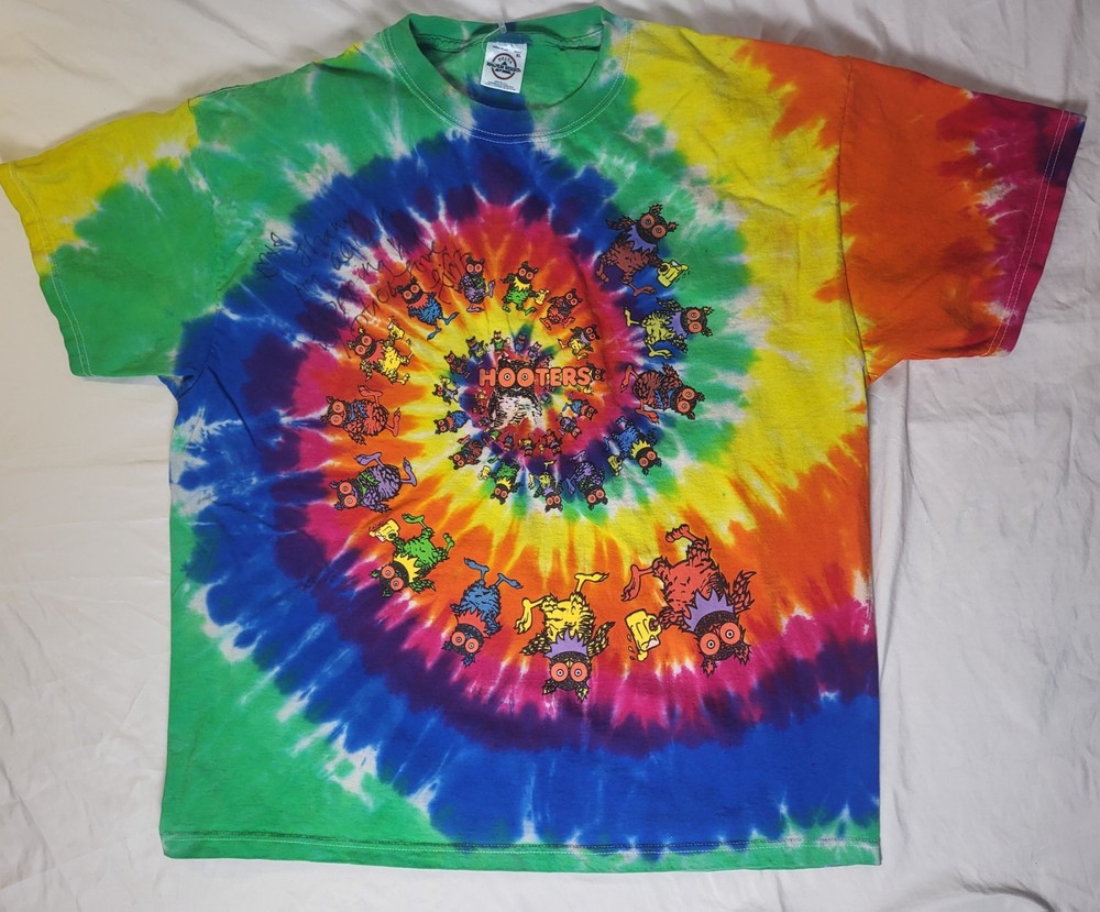 Vintage Hooters tie-dye t-shirt featuring a spiral design of cartoon owls Sz XL