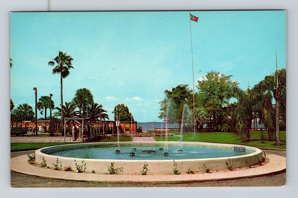 Eustis FL-Florida, Ferran Park, Fountain, Shuffleboard Courts Vintage Postcard