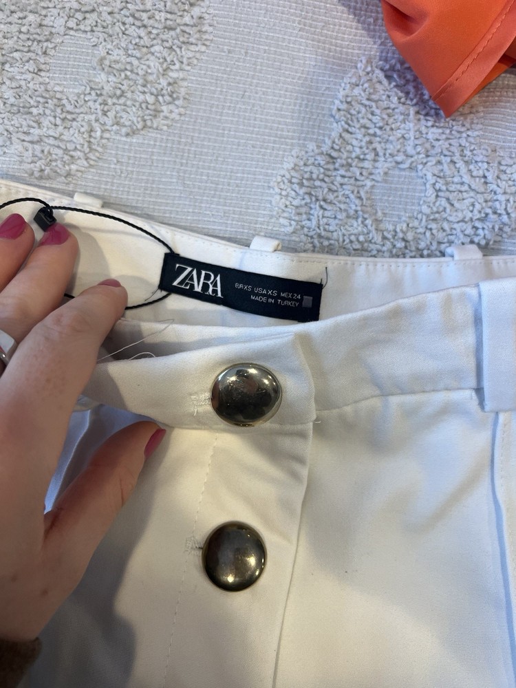 ZARA Bermuda Shorts White XS Women's Button Accents Casual Solid Flat Front