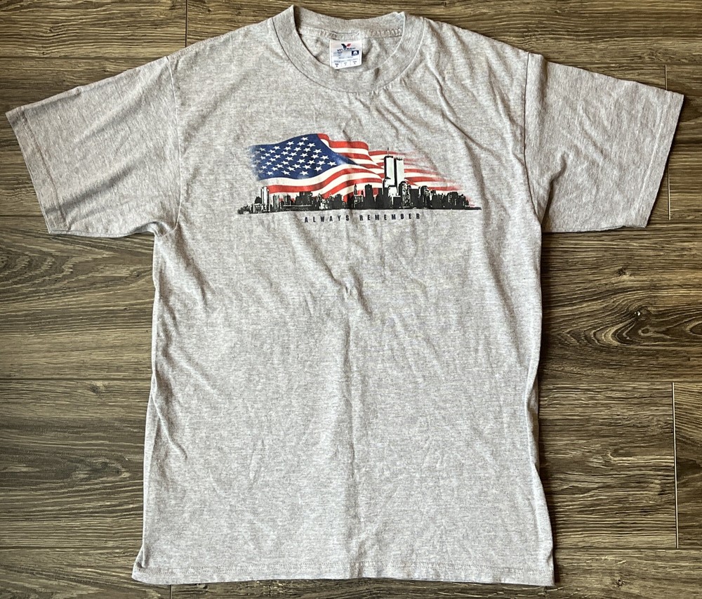 Vintage 2001 T-Shirt 9/11 Twin Towers USA Flag Size Medium (RARE)